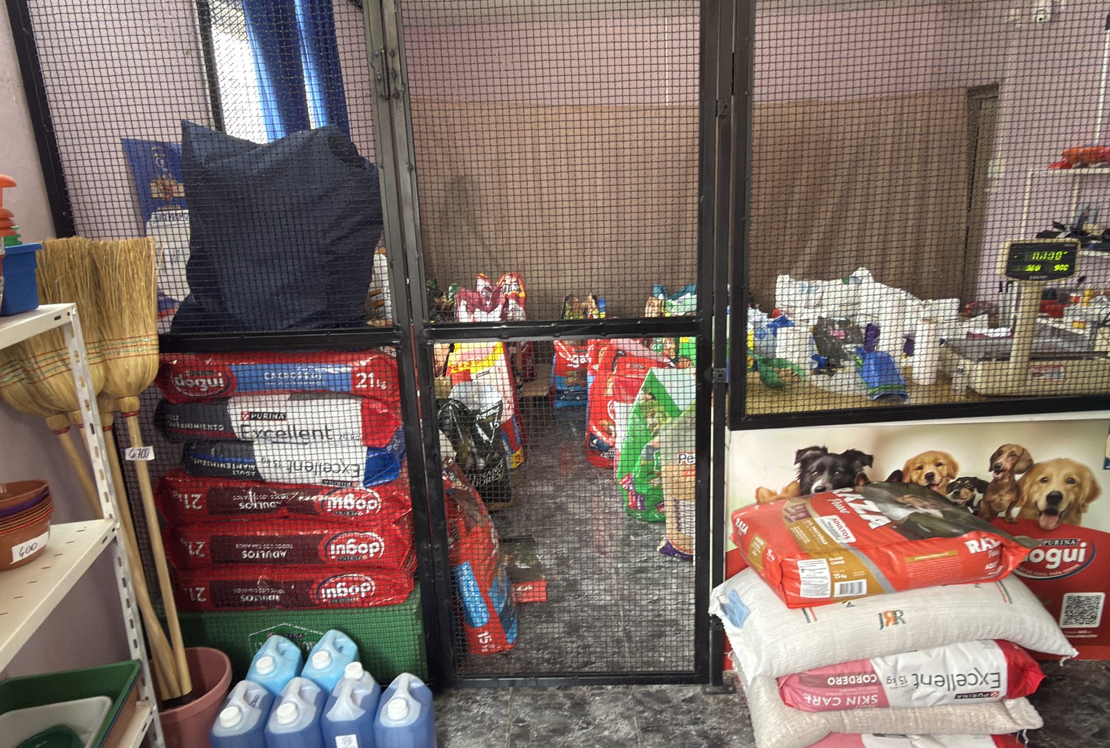 Góndola con productos de limpieza y accesorios